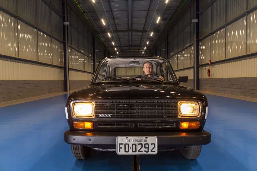 Robson Cotta dirigindo a primeira unidade do Fiat 147 a etanol