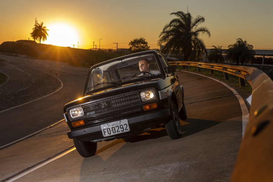 Primeira unidade do Fiat 147 a etanol na pista de teste do Polo Fiat