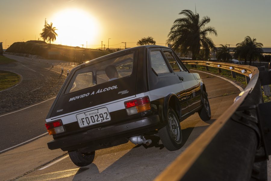 Primeira unidade do Fiat 147 a etanol na pista de teste do Polo Fiat