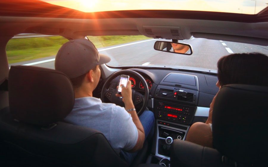 Radar vai multar motorista que estiver no celular