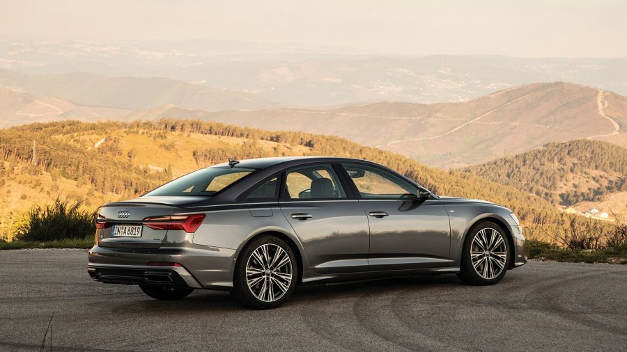 A nova geração do sedan Audi A6 chegou ainda mais elegante e tecnológica. O design na nova linguagem Audi e o sistema digital e sensível ao toque fazem dele o companheiro ideal para quem procura luxo e inteligência. Sua extensa lista de equipamentos traz funcionalidades como câmera 360º e sistema de som Bang & Olufsen. Seu motor 3.0 TFSI V6 desenvolve 340 cv e 500 Nm de torque.