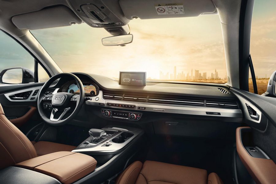 Bancos comfort plus para todos os passageiros, ar-condicionado automático de quatro zonas, teto solar panorâmico open sky – esses são apenas alguns dos itens que tornam o interior do Audi Q7 excepcionalmente confortável e elegante.