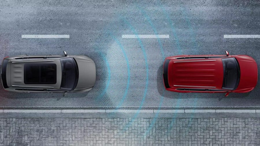 Controle adaptativo de velocidade e distância, utiliza um sensor de radar integrado à grade dianteira (atrás do logo VW) para manter a velocidade selecionada pelo motorista, assim como uma distância pré-definida do veículo à frente, freando ou acelerando em função do tráfego – o sistema é capaz de frear até a imobilidade quando o carro da frente para, mas sob a condição de que o motorista mantenha as mãos no volante e participe da condução, para que possa intervir a qualquer momento.