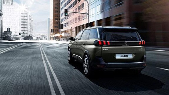 O SUV Peugeot 5008 só não vai tão longe quando é preciso manter uma distância segura do veículo da frente. Graças ao Piloto Automático Inteligente, o SUV regula automaticamente sua velocidade para evitar ao máximo qualquer risco de colisão. O condutor pode regular a distância adequada em três níveis: distante, normal e perto. Dessa forma a direção fica muito mais confortável e segura.