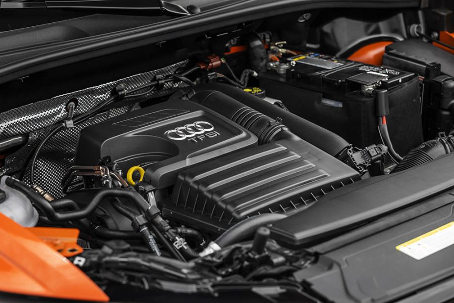 A Audi traz ao Brasil o novo Q3 com motorização 1.4l gasolina de quatro cilindros com injeção direta e turbocompressão, que entrega potência de 150 cv e 250 Nm de torque. A transmissão é de dupla embreagem S tronic, que proporciona mudanças rápidas das seis marchas.