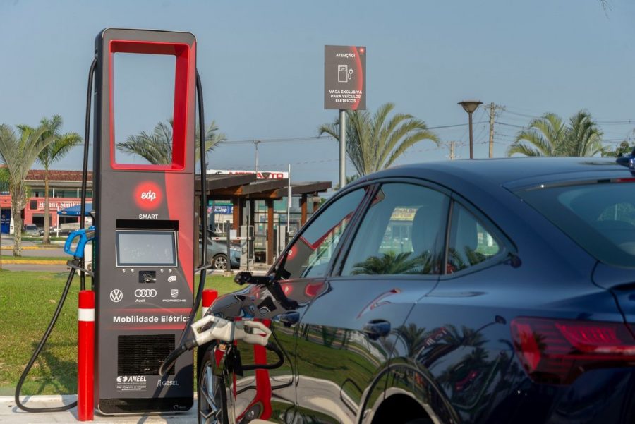 O primeiro eletroposto da VW, Audi, Porsche e EDP fica no Shopping Serramar, Av. José Herculano, 1086 - Pontal de Santa Marina, Caraguatatuba-SP.