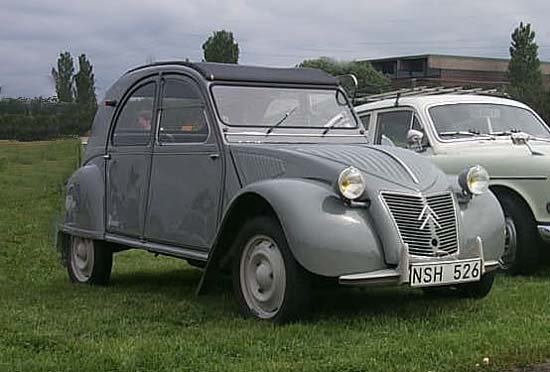 2CV First generation "Ripple bonnet" from 1949 to 1960 (Jamieli~commonswiki)