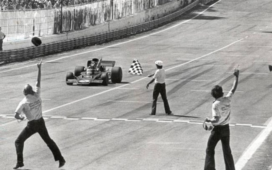 Emerson Fittipaldi na Lotus recebendo a bandeirada da vitória em Interlagos