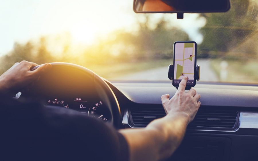 Evite distrações ao volante, como o uso do celular, comer ou beber.