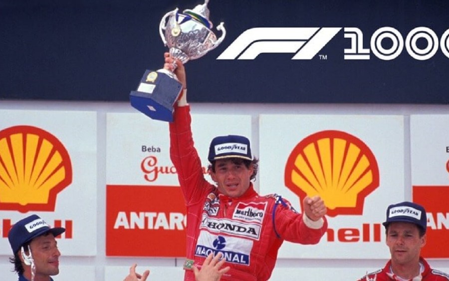 Ayrton Senna erguendo o troféu após a vitória do GP Interlagos em 1991