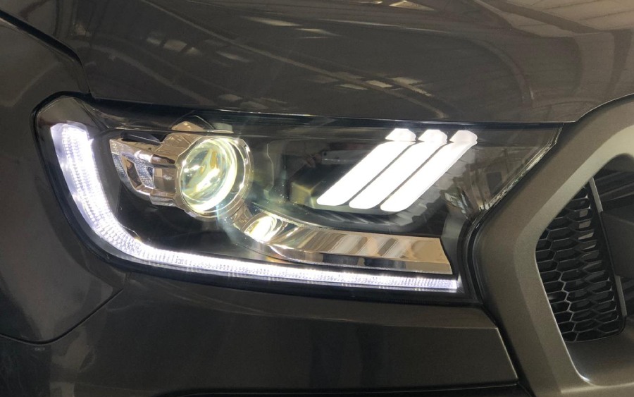 Posso instalar faróis de LED no meu carro?