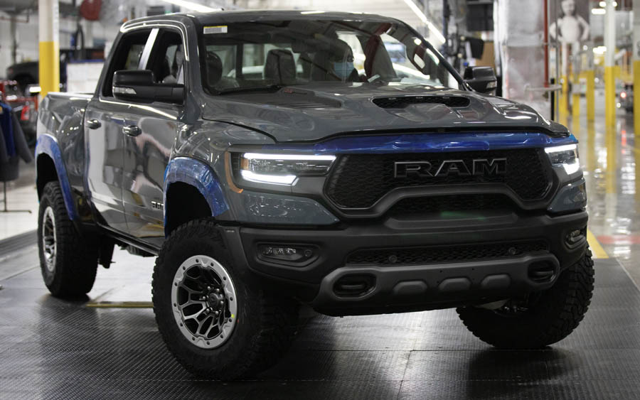 Primeira unidade da Ram 1500 TRX Launch Edition saindo da linha de montagem em Sterling Heights (EUA)