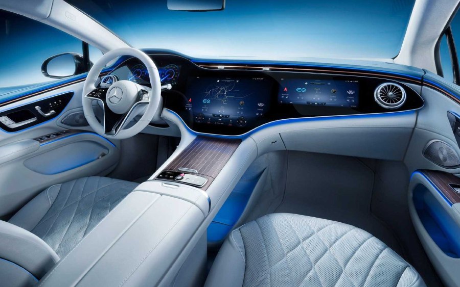 Mercedes EQS terá painel inteiro de vidro e muita tecnologia