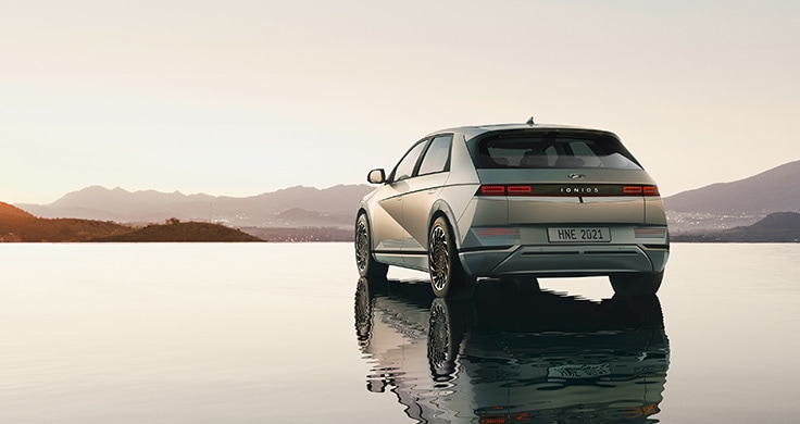 O design exterior exclusivo do IONIQ 5 é caracterizado por linhas limpas e nítidas, criando uma aparência elegante e sofisticada.