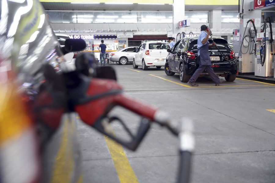 Abastecimento de combustível (foto: Marcello Casal jr/Agência Brasil)