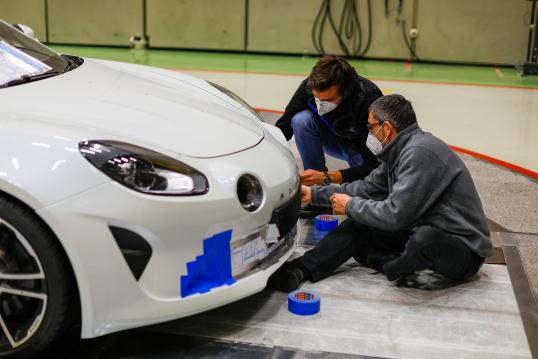 Fundamental no desenvolvimento de um carro esportivo de alta performance como o Alpine A110, a aerodinâmica tem sua expressão máxima na Fórmula 1, onde os testes em túnel de vento são realizados com o mais alto nível de complexidade técnica. Pierre Sancinéna, engenheiro de aerodinâmica na Alpine Cars, teve a ideia de fazer uma parceria com seus colegas da Alpine F1 Team para aproveitar os métodos e tecnologias da equipe. Ele nos mostra os bastidores de um teste pra lá de especial.