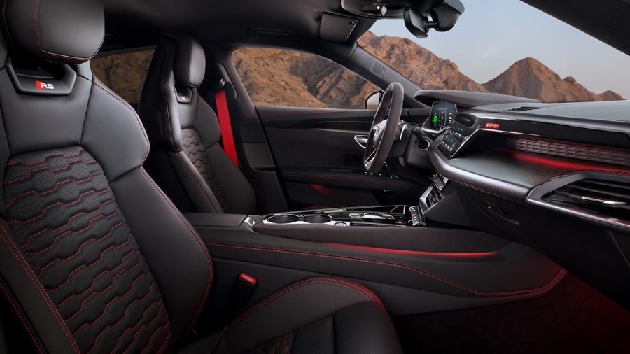 No interior do Audi RS e-tron GT, tudo está focado em um centro funcional: o banco do motorista.