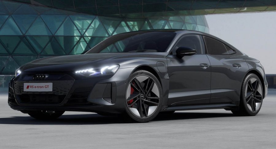 O design escultural do Audi RS e-tron GT combina as proporções dinâmicas de um gran turismo com as características inconfundíveis da linha Audi RS.