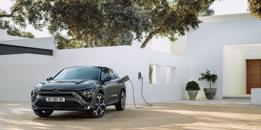 O C5 X inova com a estreia mundial da suspensão ativa Citroën Advanced Comfort, reforçando ainda mais a impressão de viajar a bordo de um “tapete voador”, um sentimento intimamente ligado à história da Citroën. Um verdadeiro convite à viagem, com um espaço interno que proporciona o conforto comprovado dos bancos Advanced Comfort e uma habitabilidade incomparável, especialmente para os passageiros dos bancos de trás. O porta-malas, com um volume de 545l e um acabamento esmerado, corresponde às expectativas dos amantes das station wagons. A versão híbrida recarregável, com o ë-Confort associado à condução do dia a dia em modo elétrico, amplifica a sensação de serenidade a bordo.