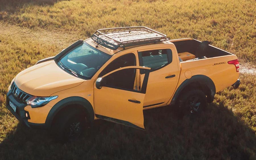 O visual arrojado e a aptidão para o uso em off-road severo são uma das principais características do modelo. Por fora, a picape é equipada com snorkel em tom grafite que garante ao modelo uma capacidade de transposição em trechos alagados de até 700 milímetros, 16,7% mais em relação à L200 tradicional.