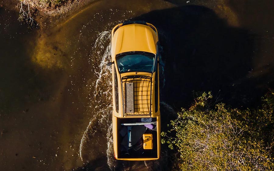 Um bagageiro na cor preta com capacidade de carga de até 50kg também está presente no modelo. Ele carrega uma prancha de desencalhe, perfeita para situações de off-road extremo.