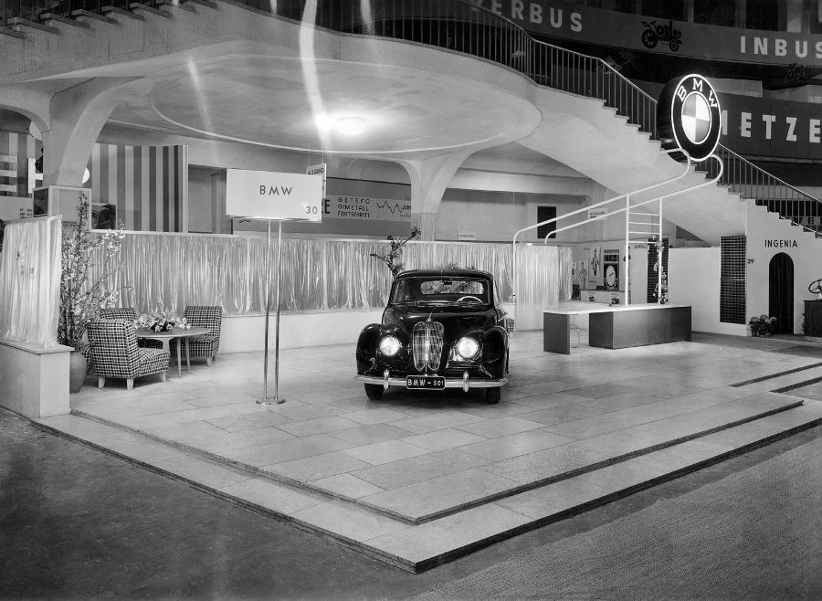 Estreia do BMW 501 "Barockengel" no Salão do Automóvel de Frankfurt 1951