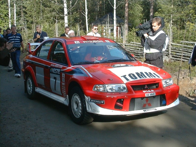 Mitsubishi Lancer Evolution VI de Tommi Mäkinen do Campeonato Mundial de Rali de 2001 (foto: Pasi Piesanen / Wikimedia)