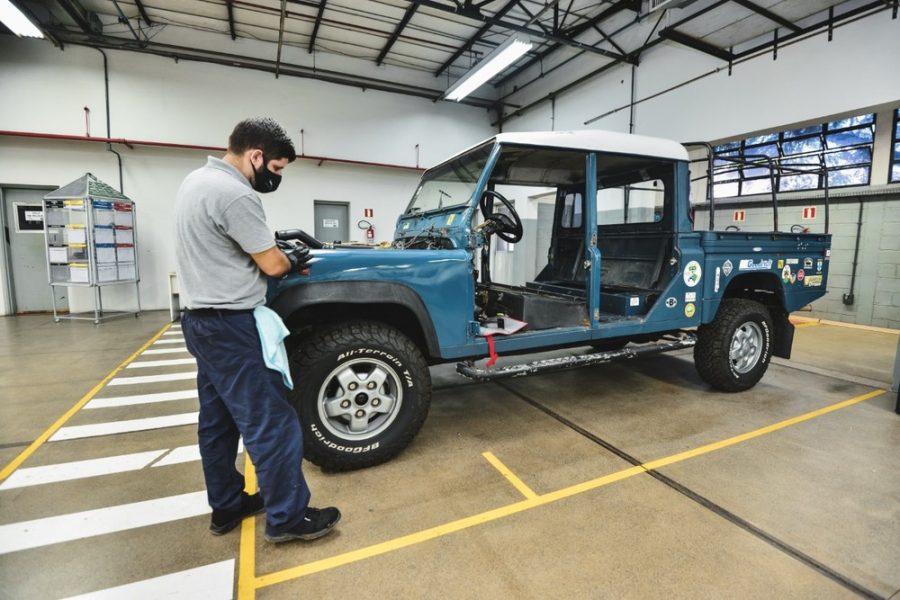 Land Rover passa a restaurar seus clássicos