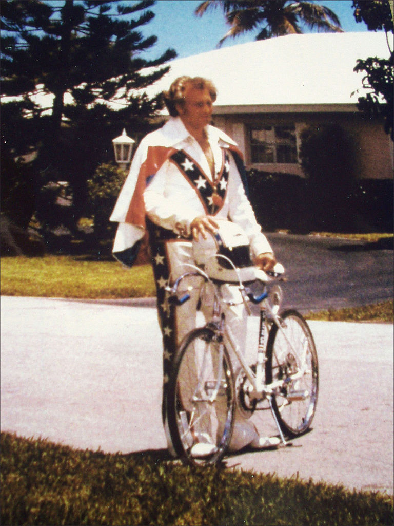 Robert Craig Knievel Jr, conhecido pelo nome artístico de Evel Knievel ou Bob Knievel (Butte, 17 de outubro de 1938 – Clearwater, 30 de novembro de 2007), foi um dublê, motociclista e artista performático dos Estados Unidos. Ao longo de sua carreira em fez mais de 75 saltos sobre motocicletas entre 1965 e 1980, entre eles um salto malsucedido no cânion do rio Snake, a bordo do Skycycle X-1, um foguete movido a vapor em 1974 (Foto: Bill Wolf / Sean / Flickr)