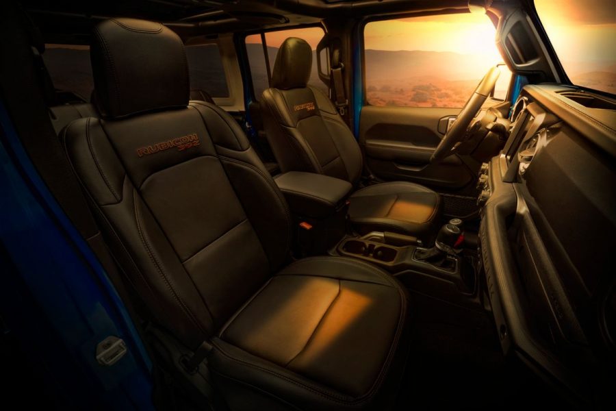 O Jeep Wrangler Rubicon 392 inclui diversos elementos de série premium que, normalmente, vem como opção na gama Wrangler: interior em couro, conjunto de infoentretenimento, banco de interruptores elétrico HD, teto e painel de instrumentos na cor da carroceria, conjunto de defesas de aço, conjunto de iluminação LED, conjunto de tempo frio, acesso remoto por proximidade e conjunto de segurança.