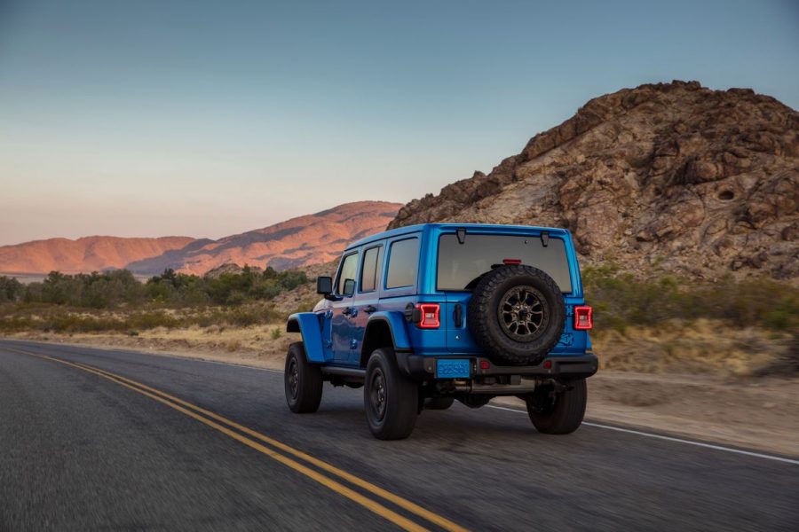 O powertrain do Jeep Wrangler Rubicon transmite a força para as quatro rodas em todo momento. Seu coração é uma caixa de transferência ativa de duas velocidades Selec-Trac com uma relação redutora de 2.72:1 e quatro modos de direção selecionáveis: 4WD Auto, 4WD High, Neutral e 4WD Low. Trata-se de uma caixa permanente de funcionamento muito intuitivo que permite ao motorista inserir o modo adequado e esquecer, enquanto a força é entregue constantemente aos pneus dianteiros e traseiros. A caixa SelecTrac também permite rebocar o Wrangler Rubicon 392 caso seja necessário.