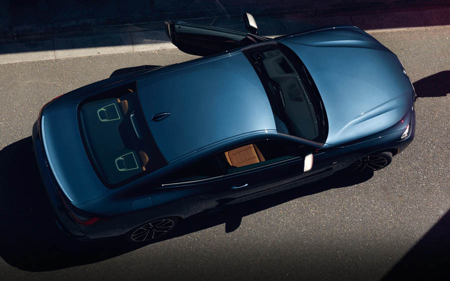 A evolução estética do carro de duas portas é evidente no modelo e reforça os atributos de design da BMW e da tradicional geração de coupés da marca – com os clássicos BMW 328 Coupé, dos anos 1930, e BMW 3.0 CS, dos anos 1970. O design autônomo da grade de rim e da carroceria, por exemplo, impressionam pelas proporções exclusivas e refletem atletismo e elegância esportiva. No versátil e moderno BMW M440i Coupé, o design de grade e de rodas é marcado pelo acabamento em Cerium Grey, e pode ser adquirido nas cores Branco Alpino, Preto Safira, Branco Mineral, Azul Portimao, Verde Sanremo e Arctic Racing Blue, com opções de revestimento interno em Couro Vernasca em Preto/Preto com costuras em azul e Couro Vernasca em Cognac/Preto.