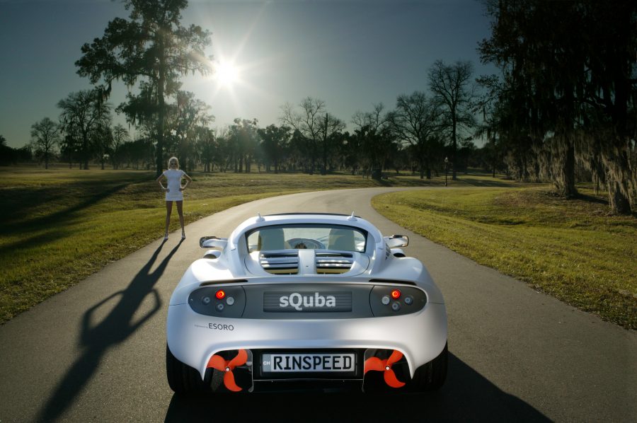 Para rodar nas ruas, o sQuba usa um propulsor elétrico com cerca de 50 cavalos de potência e chega até os 120 km/h. O chassis é feito com fibra de carbono e para não acabar o ar dentro da cabine, e ainda é equipado com dois depósitos para armazenar 33 litros de oxigênio.