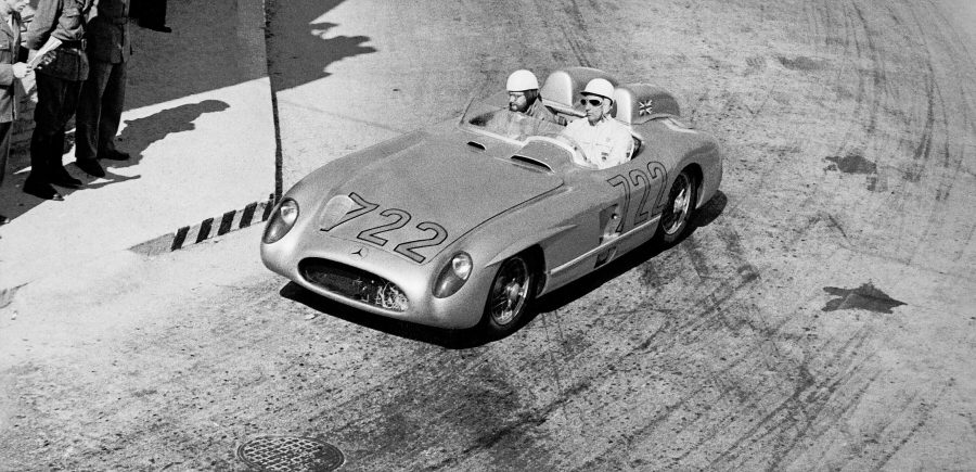 Foi ao volante deste carro de corrida com o famoso número 722 que Stirling Moss e seu co-piloto Denis Jenkinson conquistaram a vitória na Mille Miglia de 1955 com um recorde que vai durar para a eternidade