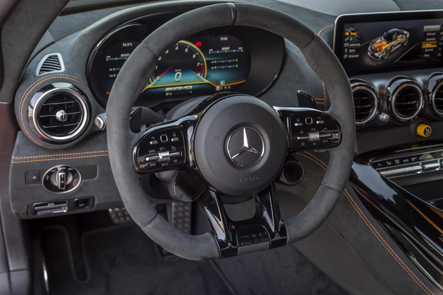 Na Mercedes-AMG, o termo “Black Series” é sinônimo de um automóvel especial desde 2006. Puramente esportivo, com um design expressivo e com a transferência da tecnologia mais consistente do automobilismo para a produção em série, os modelos dessa linha são raridades automotivas exclusivas e representam o luxo da marca, além de toda a sua performance superior.