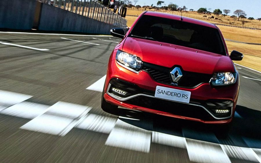 Renault Sport. A divisão da Renault que projeta carros de corrida e que está por trás do desenvolvimento de modelos que competem atualmente na Fórmula 1. São muitas vitórias e títulos em várias categorias nas últimas décadas. A Renault Sport desenvolve tecnologia automotiva de ponta para as pistas, e essas inovações também chegam aos carros que usamos nas ruas, como o SANDERO R.S.