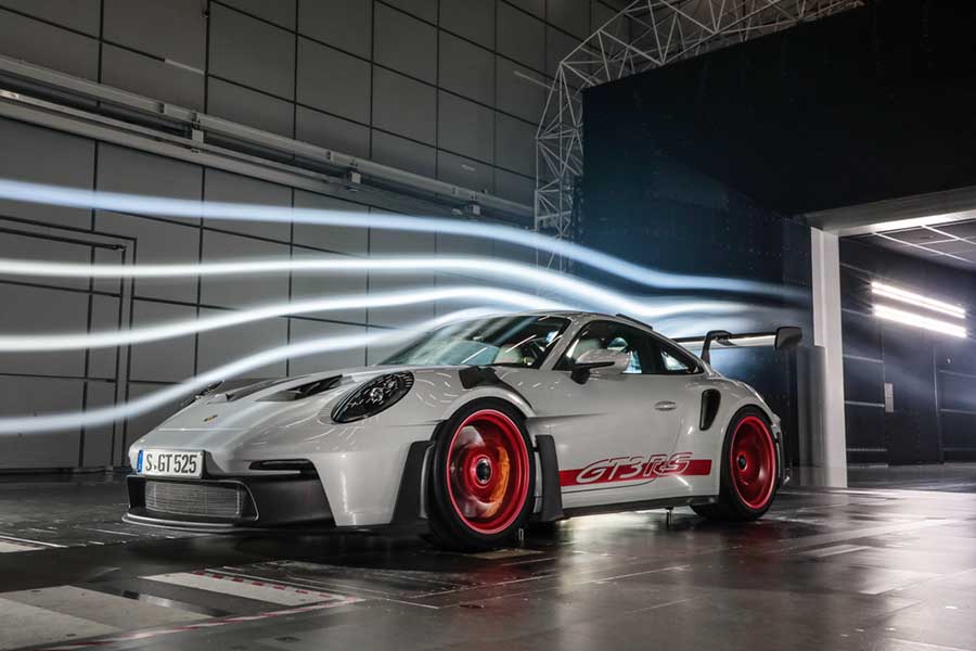 A base para um impulso significativo na performance é o conceito de radiador central – uma ideia que foi usada pela primeira vez no 911 RSR vencedor de sua classe de competição em Le Mans e posteriormente no 911 GT3 R. 
