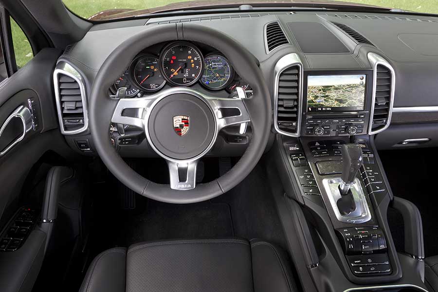 No interior, os designers da Porsche foram autorizados a estabelecer muitos conceitos próprios na segunda geração do Cayenne.