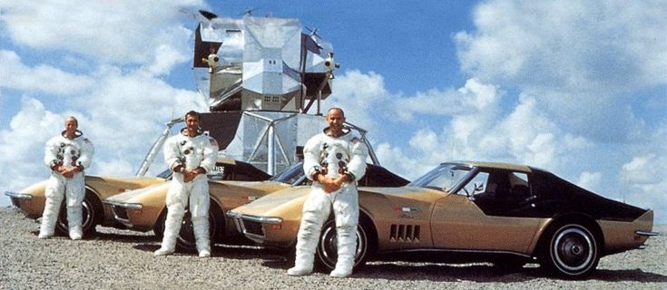 Em 1969, três astronautas da missão lunar Apollo 12 encomendaram três cupês Stingray 427 dourados idênticos à Rathmann. Na foto da revista Life, os astronautas aparecem ao lado dos bólidos, o que levou a Nasa a protestar por poder ser interpretado como publicidade para a General Motors.