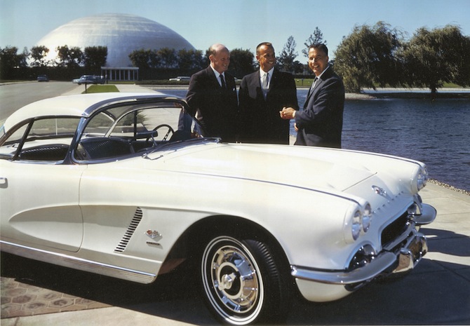 Shepard, primeiro americano no espaço, recebe o seu Corvette, presenteado pela General Motors