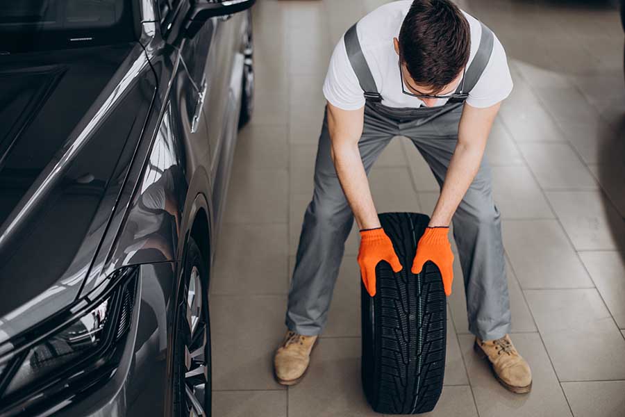 Use protetores de pneus para proteger os pneus de danos causados por objetos na estrada.