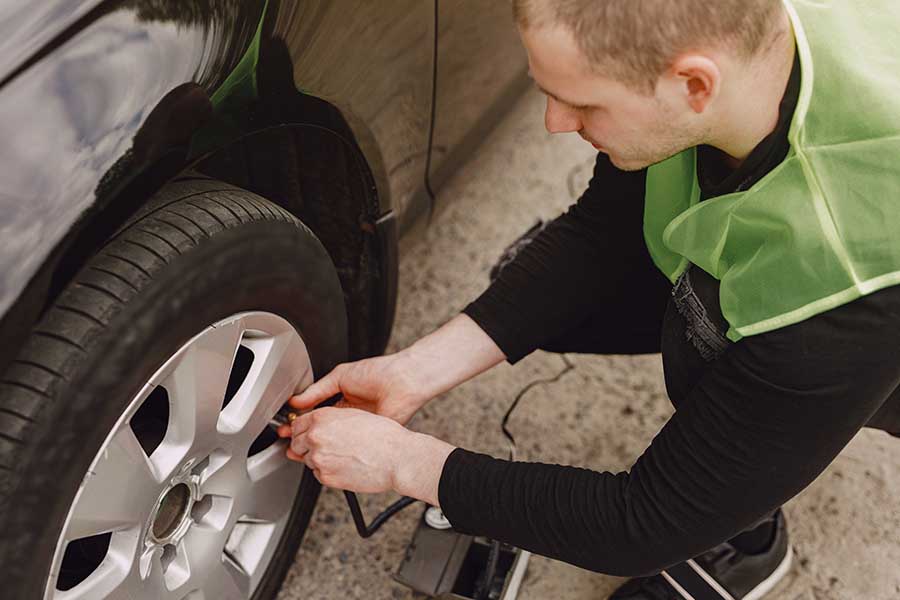 Verifique regularmente o estado dos pneus, procurando por bolhas, cortes ou deformações.