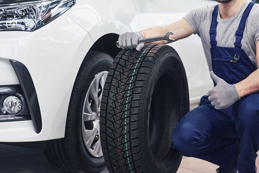 Use pneus com a mesma especificação e perfil, evitando combinações que possam prejudicar a estabilidade do carro.