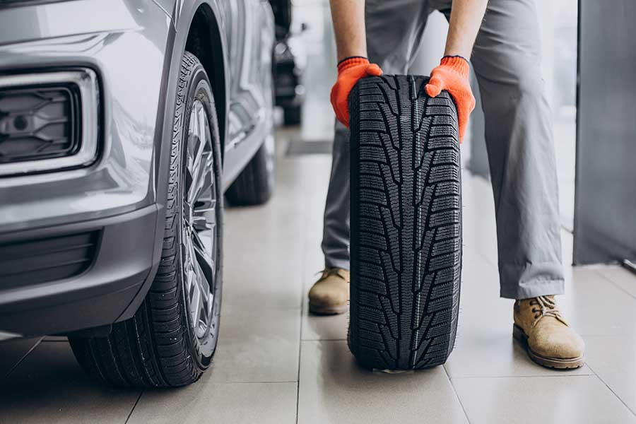Verifique a profundidade do sulco dos pneus e substitua-os quando desgastados para manter a aderência na estrada, principalmente em condições de chuva.