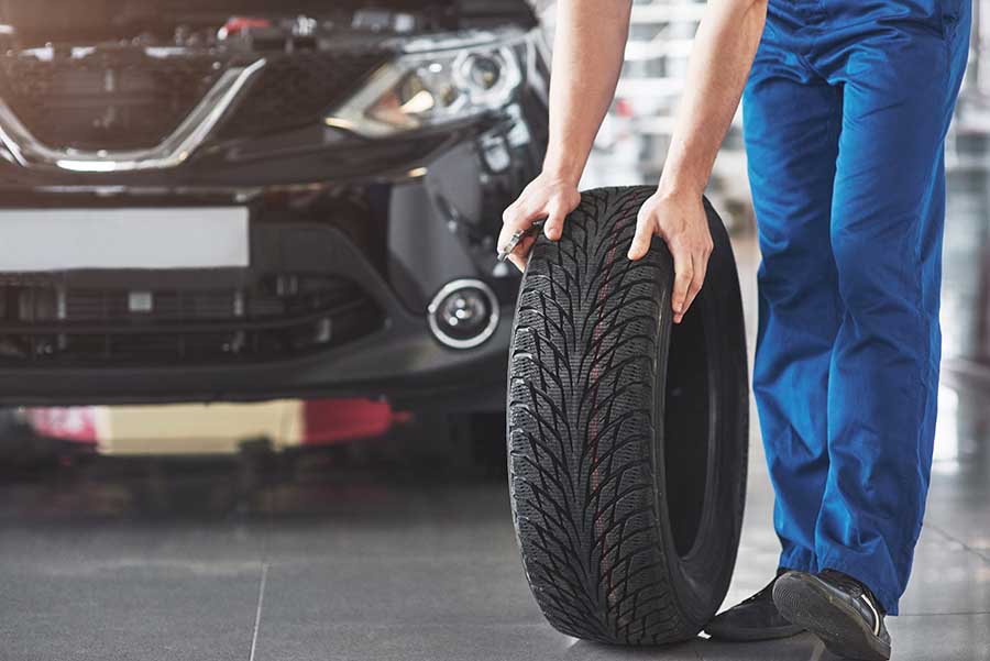Evite dirigir com pneus muito antigos, mesmo que aparentemente em bom estado, pois o material pode ter se degradado com o tempo.
