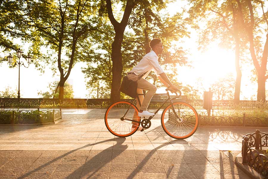 As pessoas estão trocando o carro por andar de bicicleta; entenda porque