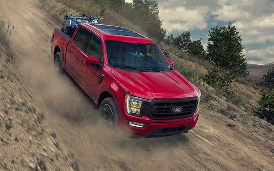 A mais recente versão da icônica Ford F-150 aportou no mercado de picapes brasileiras, trazendo consigo uma impressionante combinação de potência e inovação. Equipada com um motor 5.0L V8 que ostenta incríveis 405 cv de potência e um torque de 556 Nm, a F-150 promete elevar o conceito de desempenho a um novo patamar. Seu design imponente, realçado por faróis Full LED e rodas de liga leve de 20 polegadas, está à altura da reputação da maior picape do mundo. Além disso, a famosa picape da família Raça Forte vem repleta de recursos avançados de desempenho off-road, tecnologia de reboque e conectividade de última geração, consolidando-se como uma verdadeira referência no mercado automotivo. Venha conosco nesta jornada para descobrir todos os detalhes fascinantes da Nova Ford F-150.