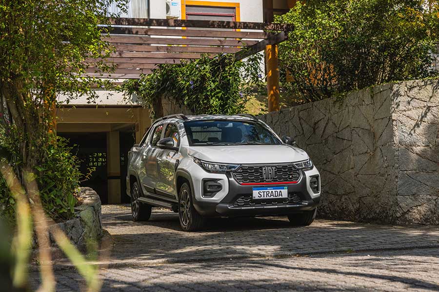 A Strada Turbo se destaca com um motor mais potente, melhor eficiência de combustível, maior autonomia, espaço de carga significativamente maior e uma transmissão CVT suave.