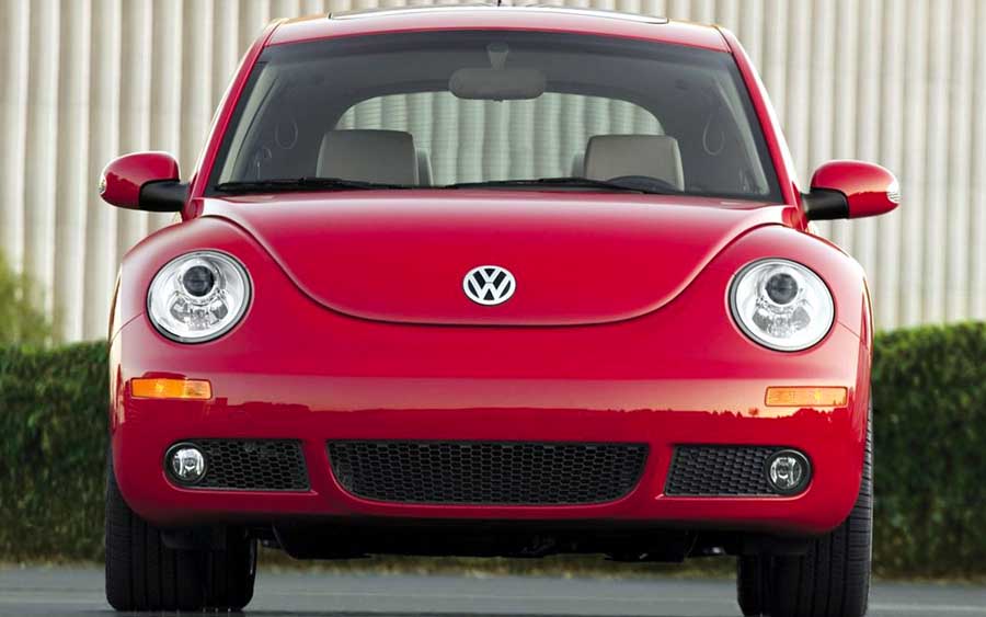 A força do motor 2.0 sob o capô do Beetle não apenas remete à nostalgia, mas também incorpora inovações.