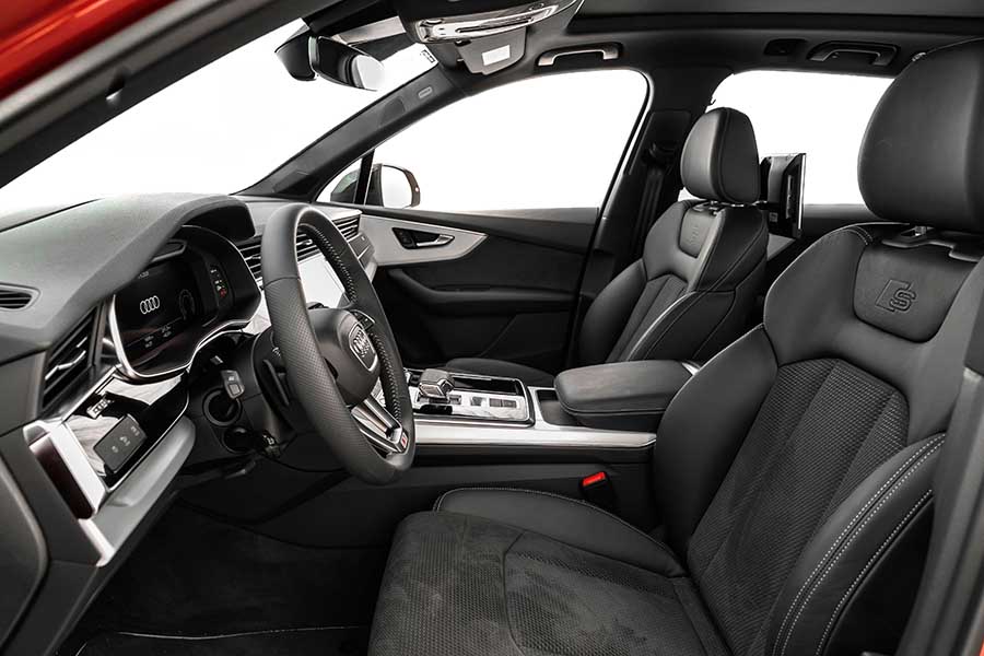 Ao adentrar o interior do Audi Q7 Performance, a sensação de luxo e tecnologia é imediatamente perceptível.